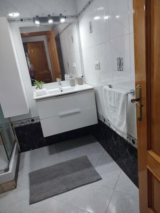 פואנגירולה Apartamento En Playa Carvajal מראה חיצוני תמונה